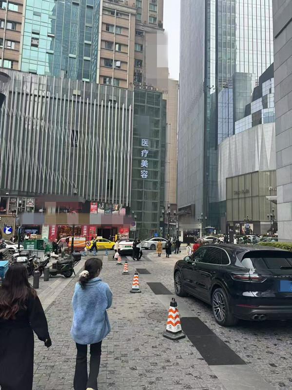 美容整形超市女老板被口腔大夫1天做12项美容手术称隆胸后假体分裂维权反被打(图4)